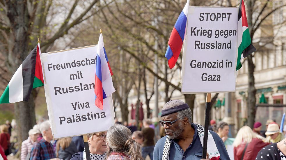 „Stoppt Krieg gegen Russland“: Friedensfreunde verdrehen in Berlin die Tatsachen. Foto: IMAGO/Bernd Elmenthaler