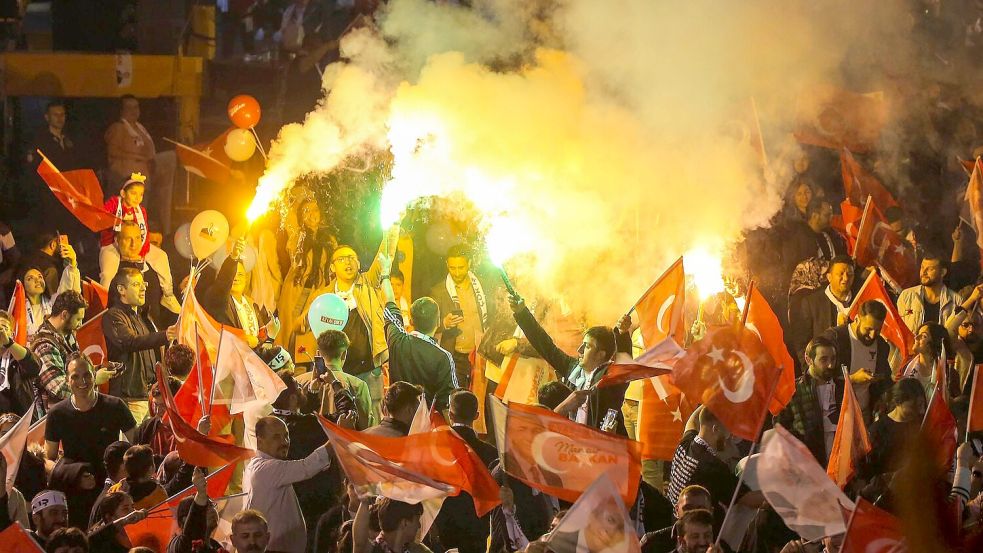 Anhänger der Mitte-Links-Partei CHP feiern vor dem Rathaus in der türkischen Hauptstadt Ankara. Foto: Ali Unal/AP/dpa