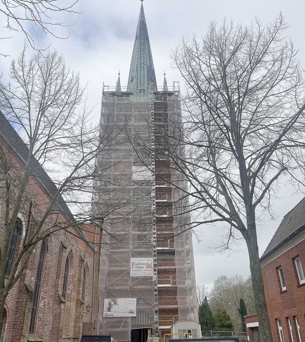 Die Große Kirche und die Johannes à Lasco Bibliothek in Emden: Hier führt das Bauunternehmen derzeit umfangreiche Sanierungsarbeiten durch. Foto: privat