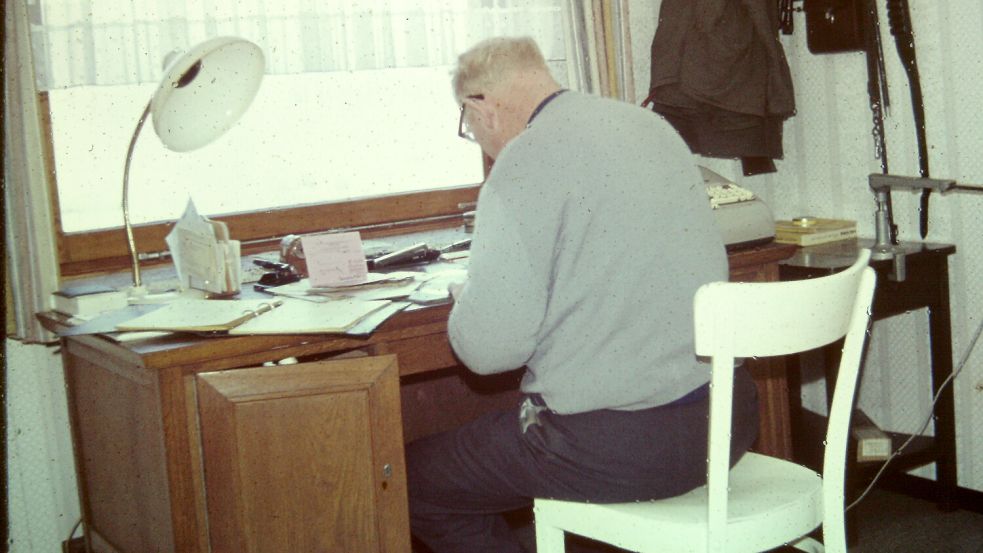 Ein Zimmer im neuen Wohnhaus in Filsum nutzte Focke Schmidt als Büro. Computer gab’s noch nicht. Rechts auf dem Schreibtisch steht eine Rechenmaschine. Der Firmengründer starb am 28. Mai 1992. Foto: privat
