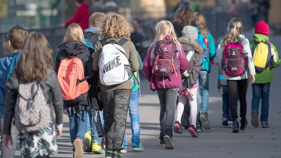 Kinder, die nach den Sommerferien Klasse 5 besuchen, müssen demnächst in der neuen Schule angemeldet werden. Archivfoto: Monika Skolimowska/dpa-Zentralbild/dpa