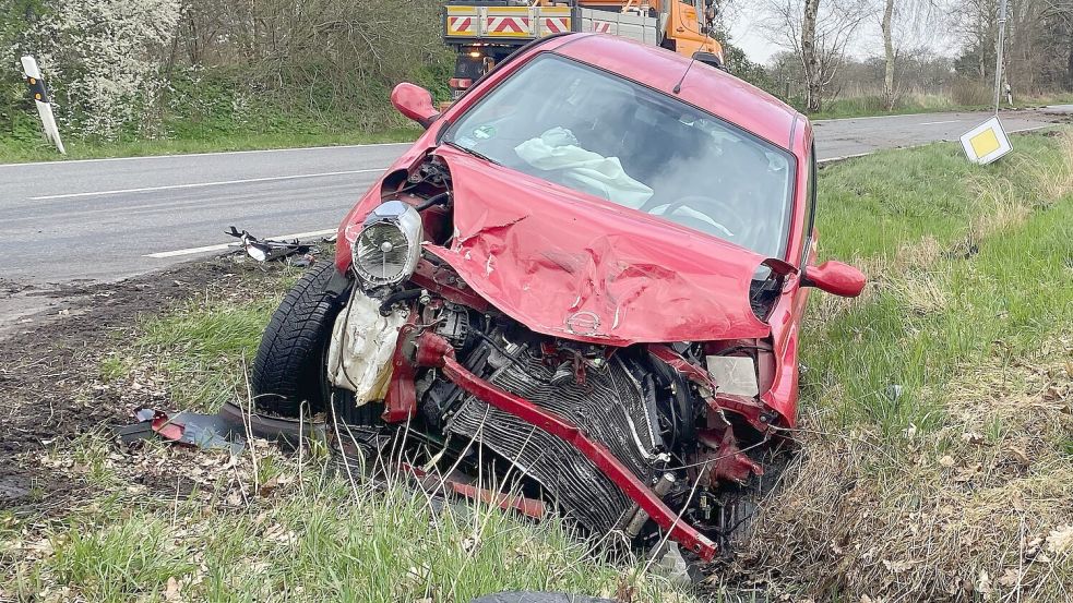 Der Nissan wurde nach dem Unfall in einen Graben geschleudert. Foto: Janssen