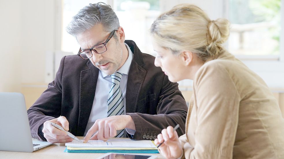 In der Finanzwerbung klären seit jeher Männer im Anzug Frauen zu Geldthemen auf. Darunter leidet die Selbstwahrnehmung der Frauen. Foto: www.imago-images.de