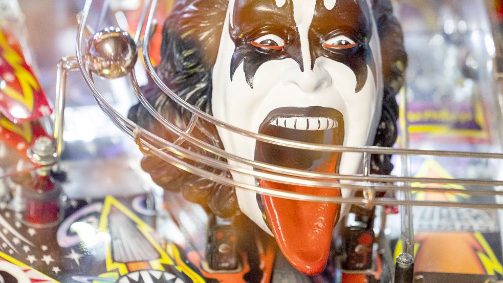 Auch dieser Flipper steht bei Pinball Universe in Bünde zum Verkauf. Kiss-Sänger Gene Simmons freut sich schon auf ein neues Zuhause in einem Man Cave. Foto: Oliver Krato