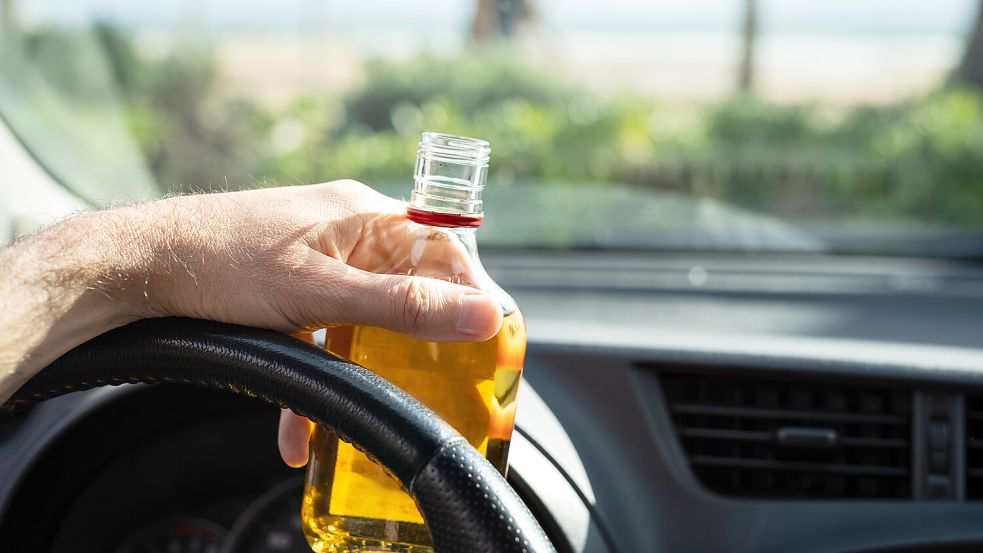 Wer Alkohol getrunken hat, sollte das Auto besser stehen lassen – auch bei kleinen Mengen. Foto: IMAGO/Pond5 Images