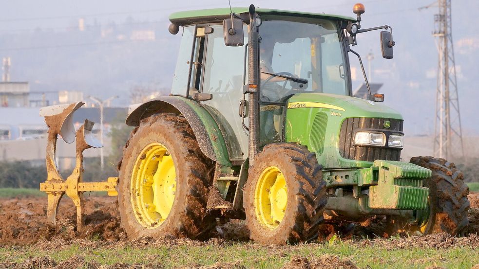 Betrüger inserieren derzeit häufig gefälschte Angebote für Traktoren. Foto: IMAGO/IPA/ABACA