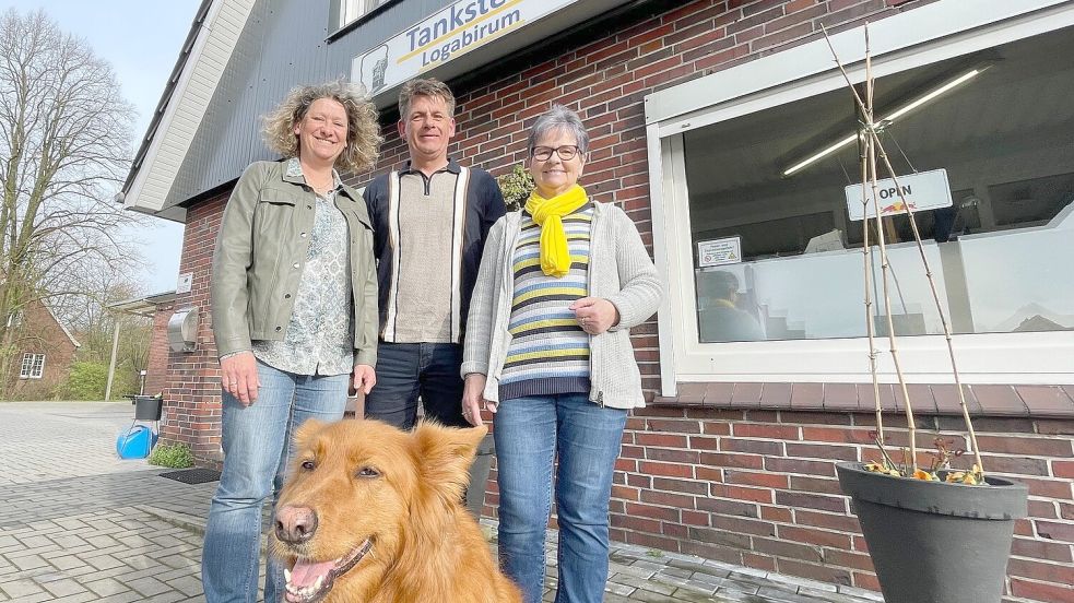 Katja und Frank Hölscher (von links) mit Hündin Lutzi und Marga Klinkenborg von der Tankstelle Logabirum schauen optimistisch in die Zukunft. Foto: Nording