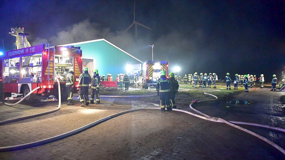 Rund 100 Feuerwehrleute waren bei dem Großbrand in Upgant-Schott im Einsatz. Eine Halle, die als Scheune genutzt wurde, stand in Flammen. Foto: Wagenaar