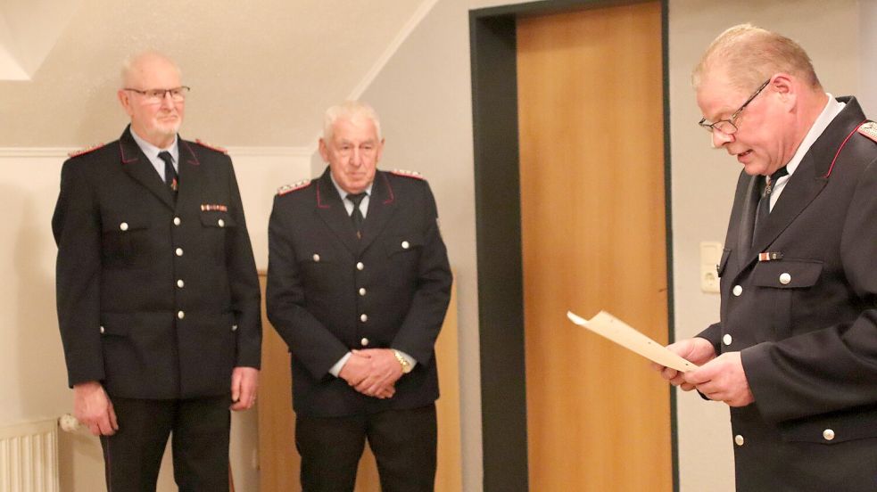 Zusammen 120 Jahre in der Feuerwehr: Bohle Huismann (links) und Onno Fleßner wurden für ihre Treue von Gemeindebrandmeister Heyo Voß (rechts) geehrt . Fotos: privat