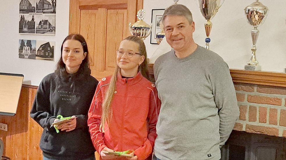 Annika Siebelts (links) und Hilke Saathoff wurden auf der Sitzung von Reinhard Saathoff geehrt. Bei der Sitzung fehlte Mitstreiterin Maren Fleßner. Foto: privat