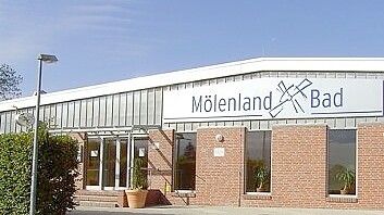 Das Mölenland-Bad in Bunde besteht seit 50 Jahren. Foto: Gemeinde Bunde