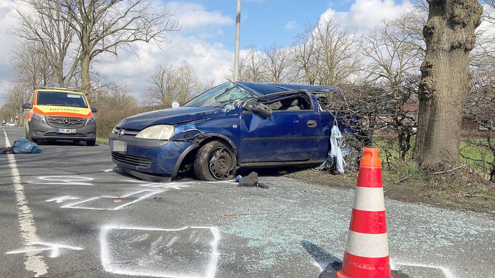 Der 71-jährige Wiesmoorer prallte mit seinem Opel an der Wittmunder Straße gegen einen Baum. Foto: Böning