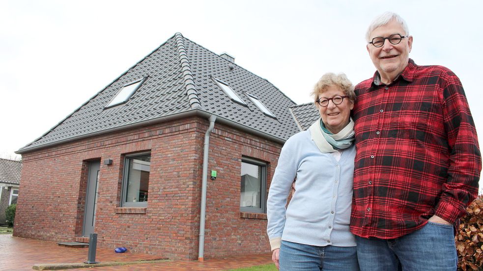 Annegret Cohen und ihr Mann Justus vor ihrem Elternhaus in Esens. Es wurde 1966 gebaut und erreicht heute energetischen Goldstandard. Foto: Oltmanns