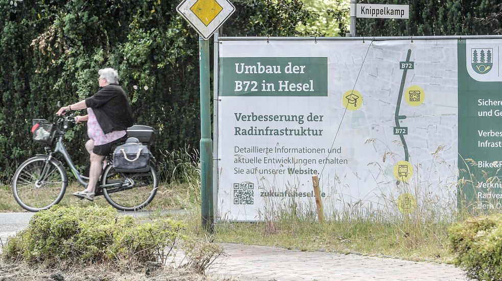 Es geht jetzt los: Ab Montag sind die Firmen Georg Koch GmbH aus Westerstede und Hermann Jansen GmbH & Co. KG aus Aschendorf in Hesel tätig. Foto: Ortgies/Archiv
