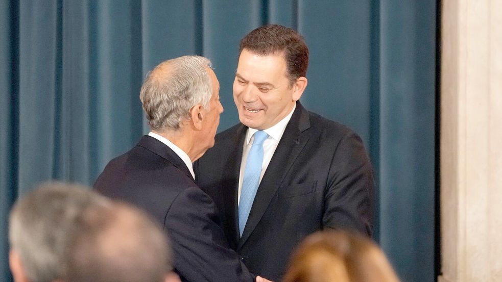 Nach seiner Vereidigung im Nationalpalast von Ajuda wird Ministerpräsident Luis Montenegro (r) von Staatsoberhaupt Marcelo Rebelo de Sousa begrüßt Foto: Armando Franca/AP/dpa