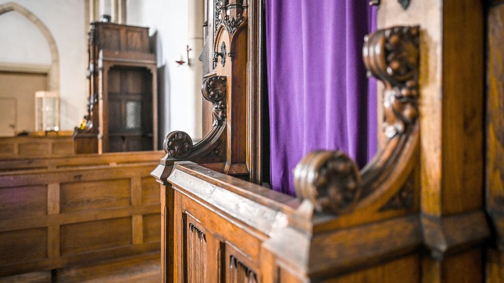 Der Beichtstuhl und was darin mit Kindern passiert, könnte Übergriffe begünstigen, meint eine Expertenkommission. Foto: IMAGO/Funke Foto Services
