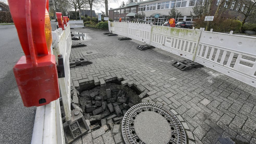 Unmittelbar vor dem Gebäude der Freien Christlichen Schule Ostfriesland ist das Pflaster an der Straße einen Meter tief versackt. Foto: Ortgies