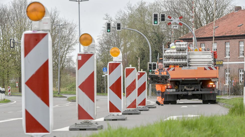 Mit dem Aufstellen von Baken in Georgsheil begann am Dienstag die Einrichtung der Baustelle. Foto: Ortgies