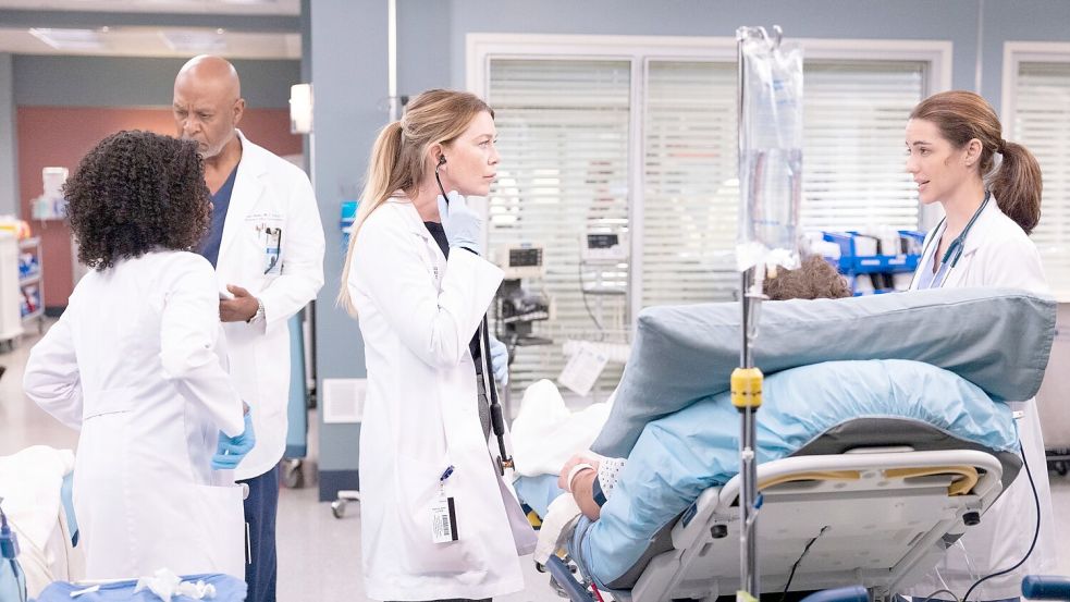 Ellen Pompeo (l) spielt in der 19. Staffel der Arztserie „Grey’s Anatomy“ Dr. Meredith Grey an der Seite von Adelaide Kane als Jules Millin in (undatierte Filmszene). Foto: Liliane Lathan/ABC/Disney+/dpa