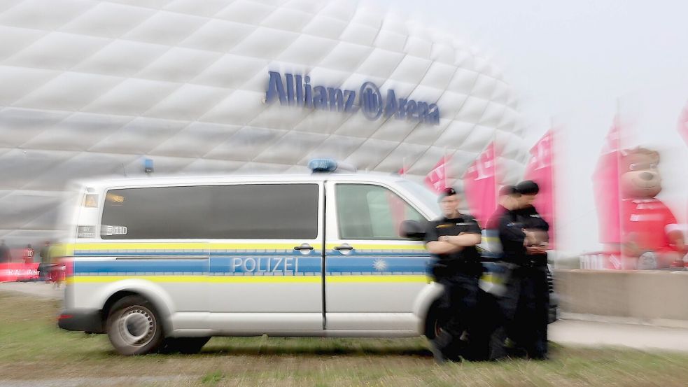 Beamte sichern den Bereich vor der Allianz-Arena in München vor dem Bundesligaspiel Bayern München gegen Borussia Dortmund. Für Polizisten der Bundespolizei gilt für den Zeitraum der Europameisterschaft 2024 in Deutschland eine Urlaubssperre. Foto: www.imago-images.de