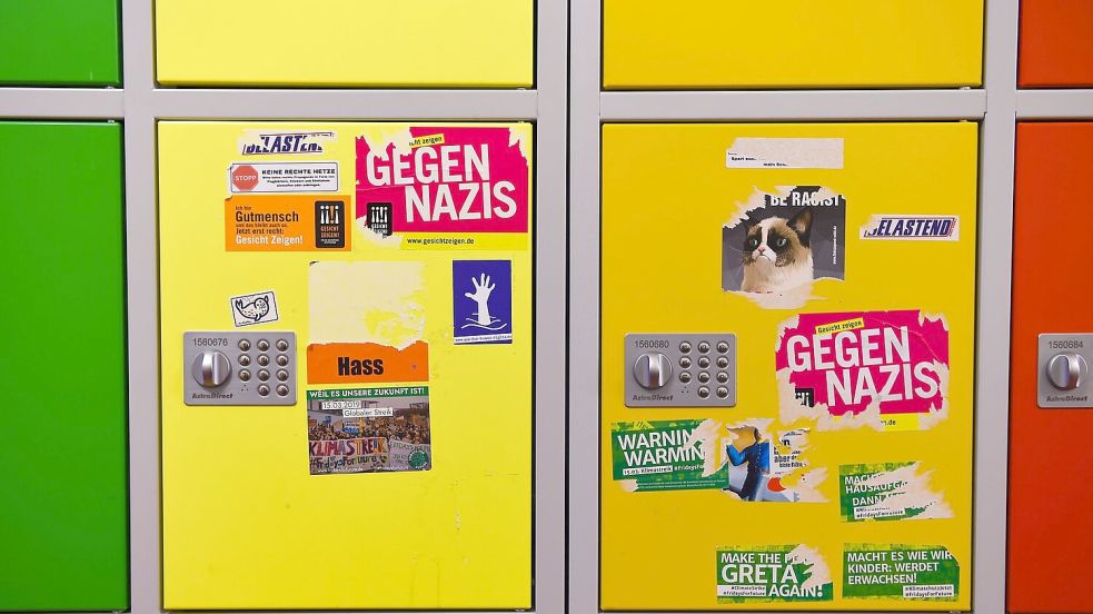 Aufkleber, unter anderem mit politischen Botschaften gegen Rechtsextremismus, beschmücken Schließfächer an einer Oberschule. Foto: Lisa Ducret/dpa