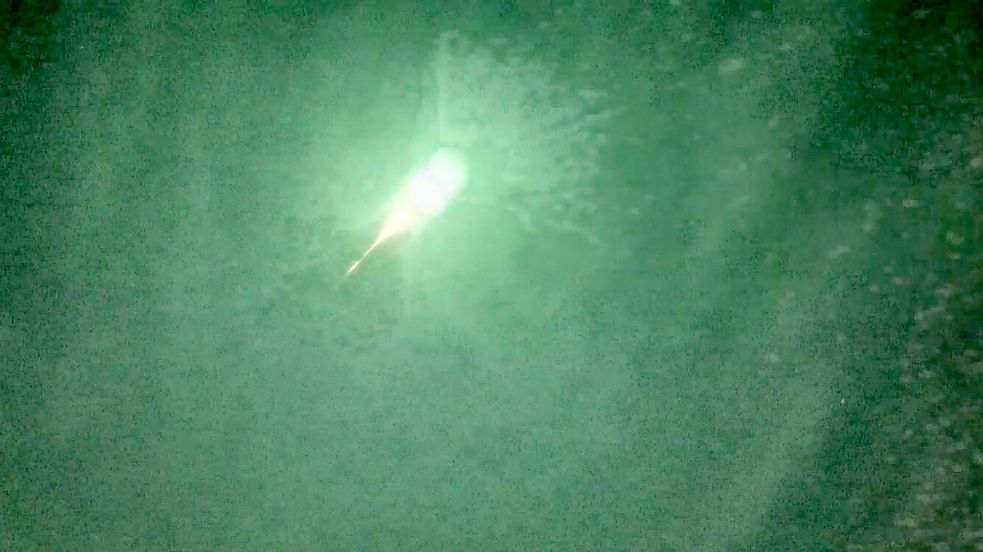 So ähnlich könnte es auch am Dienstagmorgen ausgesehen haben: Ein Meteorit soll mit seinem grünen Licht den Nachthimmel auch über Ostfriesland erleuchtet haben. Das Videostandbild wurde im Juni 2023 an der Sternwarte Nürnberg aufgenommen. Foto: Sirko Molau/AllSky7 Fireball Network Europe/Sternwarte Nürnberg/dpa