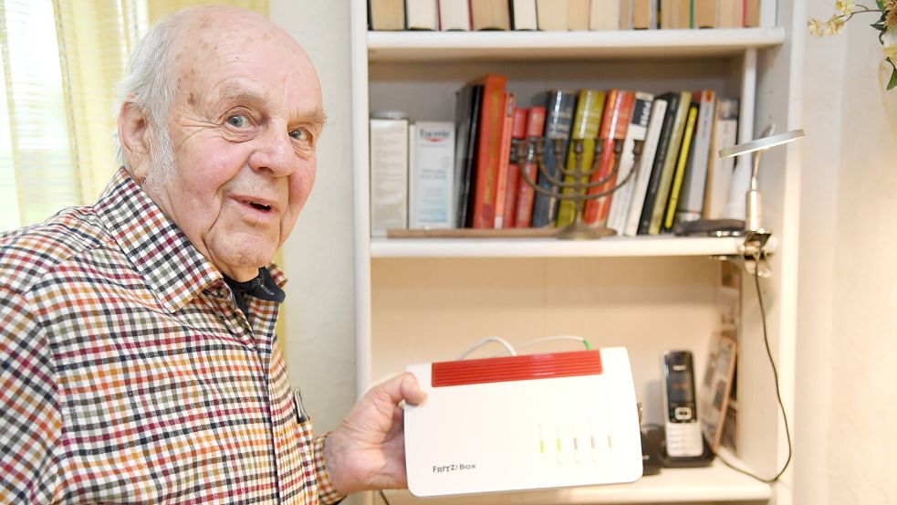 Der 86-jährige Herbert Oske aus Wiesmoor kann wieder telefonieren. Foto: Ellinger