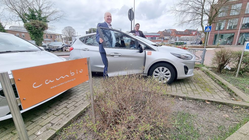 Der Leeraner Bürgermeister Claus-Peter Horst und Fleming Erdwiens, Standortmanager bei Cambio, stellten den neuen Carsharing-Standort vor. Foto: Bothe