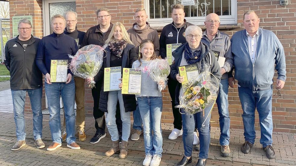 Funktionäre und Geehrte stellten sich zum Foto auf (von links): Udo Boomgaarden, Aiko Hollander, Christian Janssen, Rainer Frey, Sonja Gnieser, Ingo Reck, Hanna Braun, Marco Boomgaarden, Elfriede van Hettinga, Reenhard Lindena und Willi Schunke. Foto: privat