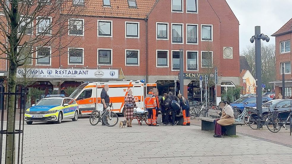 Nachdem Beamte in der Polizeiwache auf den Bildschirmen, auf der die Videoübertragung vom Neuen Markt gezeigt wird, eine Körperverletzung gesehen haben, rückten zwei Streifenwagen aus. Foto: Hanssen