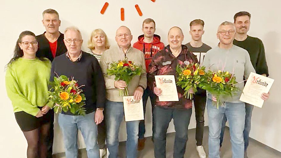 Mit Blumen und Urkunden ehrte der Vorstand etliche Mitglieder. Das Foto zeigt (von links): Yvonne Roß, Reinhard Fischer, Alfred Popp, Helga Fischer, Dieter Dirksen, Marcel Willms, Peter Dröst, Mirco Willms, Alwin Henning und Marco Schaffer. Foto: privat