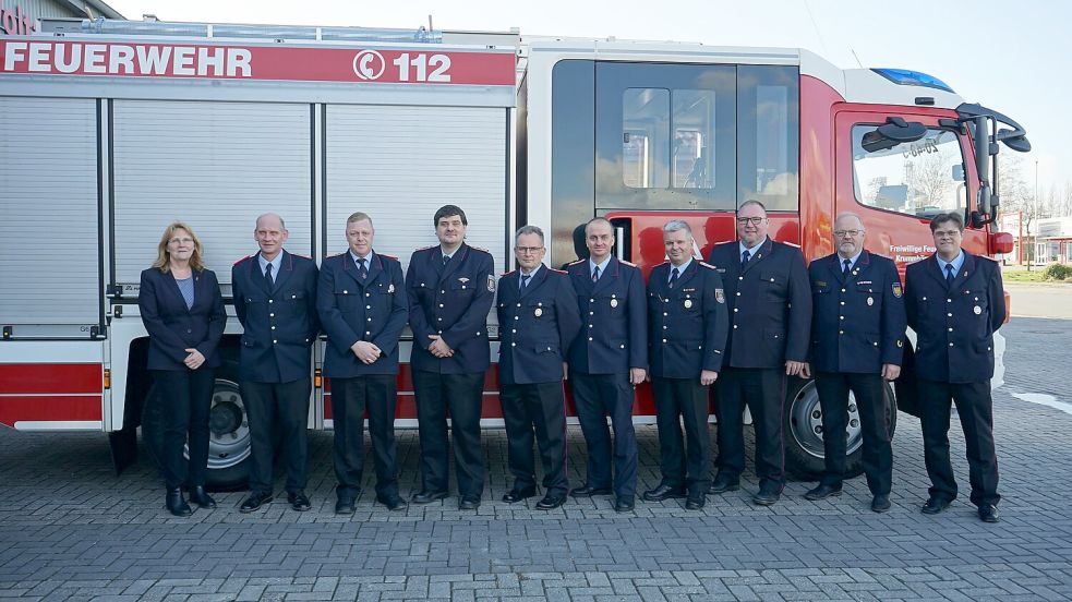 Bürgermeister Hilke Looden (von links), Tobias Giesel, Thorsten Lübben, Stefan Welzel, Peter Tammen, Ortsbrandmeister Mathias Uden und dessen Stellvertreter Rudolf Peters, Gemeindebrandmeister Jan-Jürgen Lüpkes, Jochen Behrends (Abschnittsleiter Nord, Landkreis Aurich) sowie der stellvertretende Ortsbrandmeister Rolf Conrads stellten sich auf der Jahreshauptversammlung dem Fotografen. Foto: privat