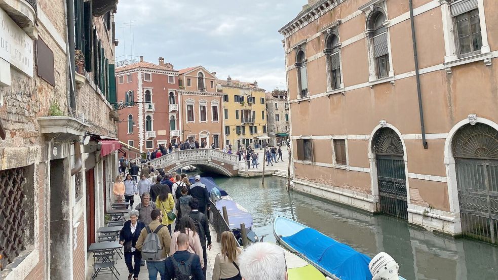Am 25. April müssen Kurzbesucher erstmals fünf Euro für den Zutritt nach Venedig zahlen. Foto: Robert Messer/dpa