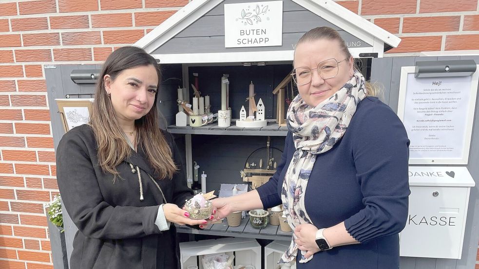 Sabrina de Buhr (links) war am Donnerstag zum Frühstück eingeladen, vorher hat sie eine Kleinigkeit im Buten Schapp von Kerstin Rolfs an der Jan-Zacharias-Straße besorgt. Foto: Boschbach