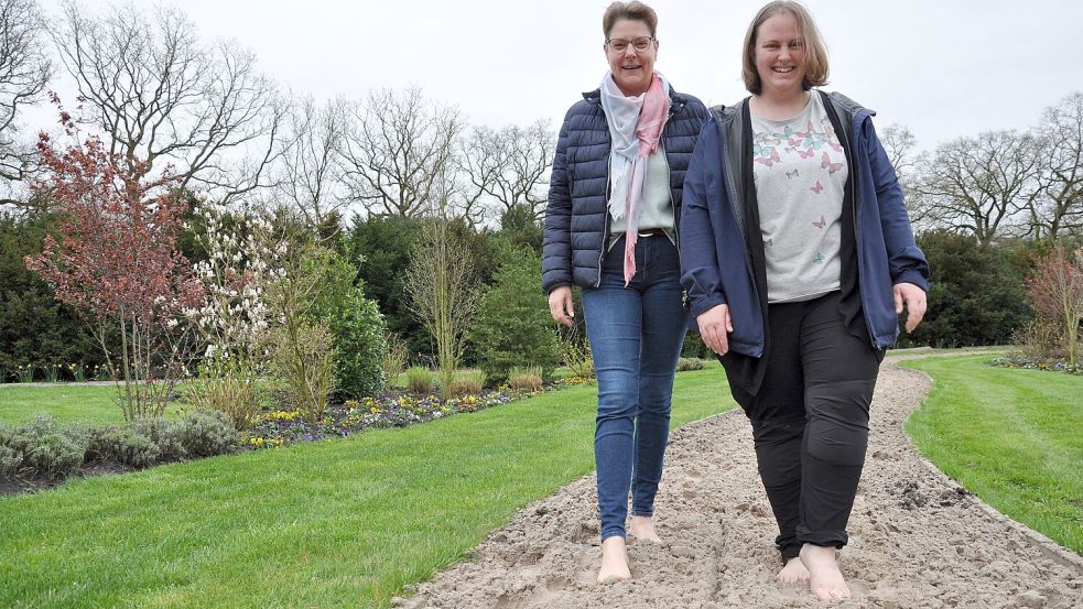 Andrea Hinrichs (links) und Elke Schoolmann starten gut gelaunt in die neue Barfußpark-Saison. Foto: Ullrich