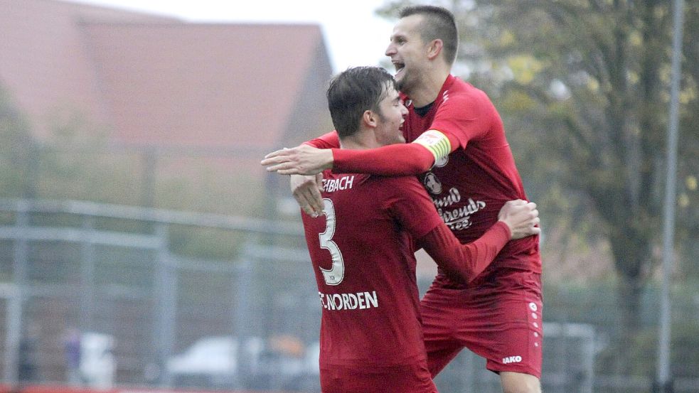 Der FC Norden um Kapitän und Torjäger Jens Bakker (rechts) präsentiert sich in diesem Jahr wesentlich formverbessert als in der Hinrunde. Foto: Archiv