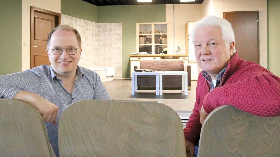 Bühnenleiter Christian Behrends (links) und sein Stellvertreter Ludwig Büsing von der niederdeutschen Bühne in Wiesmoor vor dem Bühnenbild des nächsten Stücks. Foto: Böning