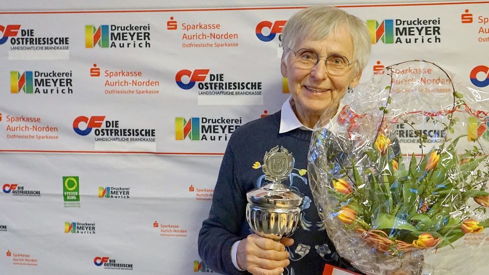 Glücklich mit Titel und Pokal: Sportlerin des Jahres Traudel Bräger. Fotos: privat