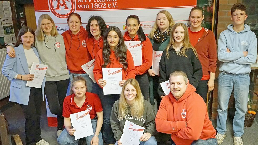 Über Urkunden freuten sich die Basketballerinnen und ihre Betreuer (hinten, von links): Emme Rehbock, Johanna Horst, Matilda Tiedt, Charlotte Stevens, Maya Alghawi, Chayenne Alghawi, Darja Bussmann, Marielle de Schutter, Johanna Kathe und Janto van Hettinga sowie (knieend, von links): Fabiola Paulat, Laura Krull und Trainer Finn Höncher.