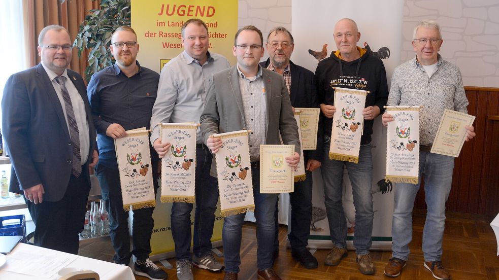 LV-Vorsitzender Lars Steenken (von links) ehrte die Weser-Ems-Sieger Erik Janssen, Jan Hendrik Millhahn, Jens Tammen (Zuchtgemeinschaft Tammen), Karl Fleischer, Mario Lange und Dieter Bramlage. Es fehlt Alois Bischoff. Fotos: privat