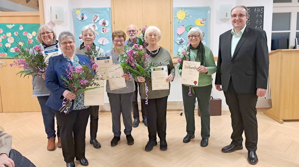 Als langjährige Mitglieder des Singvereins Norden wurden Trudhilde Priezel (von links), Hannelore Ubben, Ursula Keunecke, Thurid Rose, Michael Menzen, Ursel Wübbens und Edda Meier geehrt. Mit ihnen freut sich der neue Chorleiter Bernd Dülm. Foto: privat