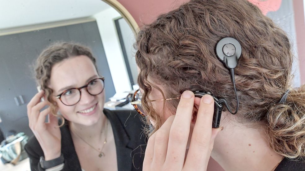 Meike Hillers hat mit zehn Jahren ein Cochlea-Implantat bekommen. Der Sender wird am Kopf mit einem Magneten befestigt und sitzt normalerweise unter den Haaren. Foto: Ortgies