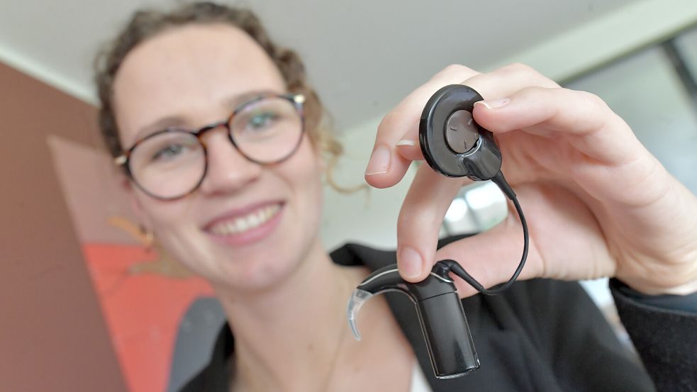 Der Sprachprozessor besteht bei der Hörprothese von Meike Hillers aus einem Sender und einem Mikrofon mit Batteriefach, das sie sich hinter das Ohr klemmt. Foto: Ortgies