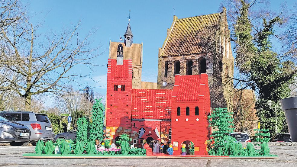 Dietmar Bosold aus Apen hat aus zirka 6400 Steinen die St.-Johannis-Kirche nachgebaut. Foto: Veranstalter