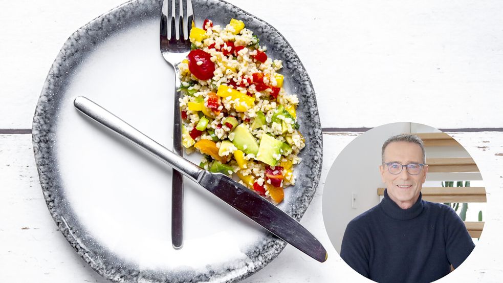 Intervallfasten und intuitives Essen: Beides beschäftigt sich damit, wann wir was essen. Dabei ist nur eine Ernährungsform für Menschen in Deutschland wirklich umsetzbar. Warum, erklärt Dr. Matthias Riedl. Foto: imago stock&people / Anna Goldbach