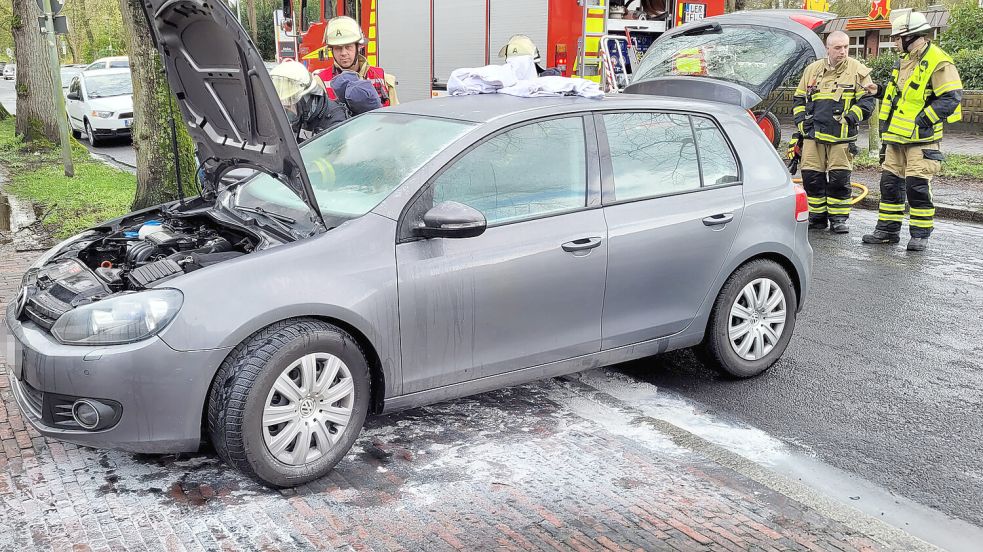 Die Feuerwehr löschte den Brand im Motorraum. Foto: Wolters