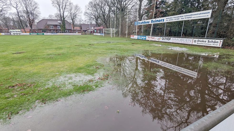 Bei GW Firrel war zum Jahreswechsel Land unter. Da ist dieses Foto entstanden. Auch jetzt, vier Monate später, ist der Platz aufgrund der Nässe unbespielbar. Foto: Homes