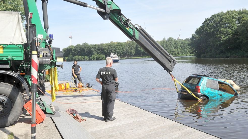 Aus dem Wasser des Küstenkanals in Dörpen an Land hievte die Polizei am 5. September 2022 diesen Kleinwagen, der im Kapitänsviertel in Papenburg gestohlen worden war. Foto: Schade