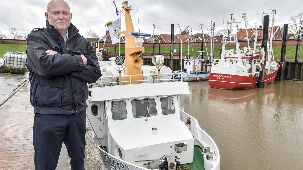 „Dollard“-Kapitän Holger Freimuth steht vor der „Dollard“ im Ditzumer Hafen. Foto: Ortgies