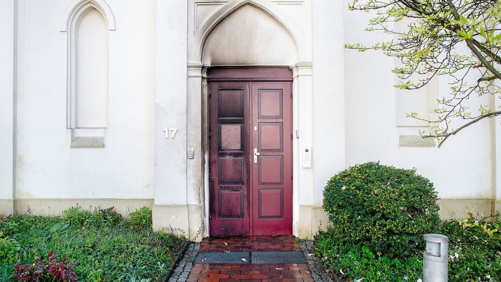 Brandspuren sind an einer Eingangstür der Synagoge in Oldenburg zu sehen. Bei dem Anschlag am Freitagmittag wurde nach Polizeiangaben niemand verletzt. Foto: Hauke-Christian Dittrich/DPA